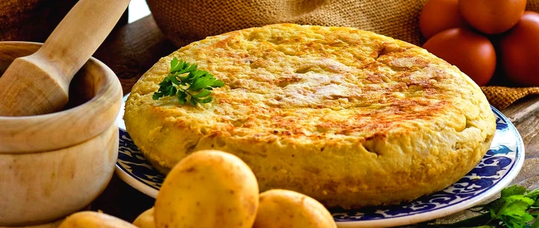 تورتيلا دي باتاتاس الإسبانية (عجة البطاطس) تورتيلا دي باتاتاس الإسبانية (عجة البطاطس)