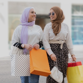 نساء يتسوّقن في إسبانيا