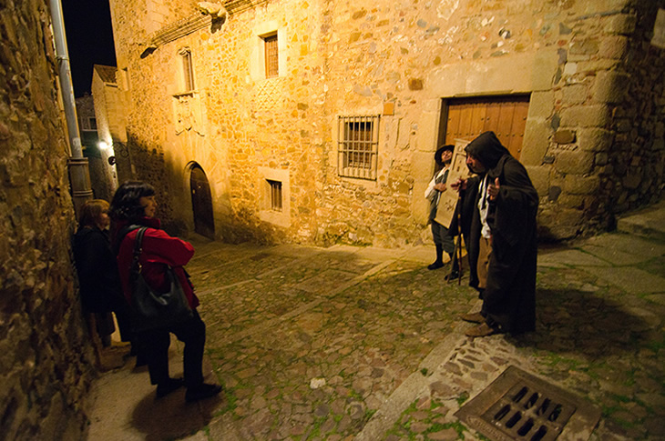 زيارة على هيئة عمل مسرحي في كاثيريس زيارة على هيئة عمل مسرحي في كاثيريس