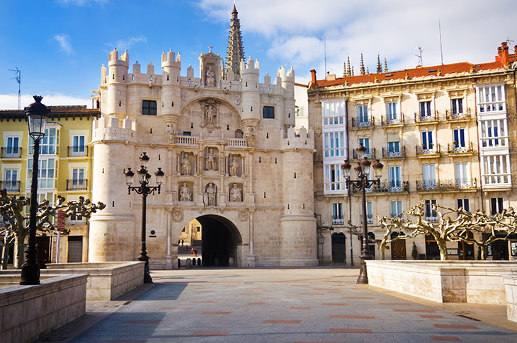 قوس سانتا ماريا والساحة الكبيرة ببورجوس قوس سانتا ماريا والساحة الكبيرة ببورجوس