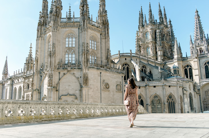 سائح في كاتدرائية بورجوس سائح في كاتدرائية بورجوس