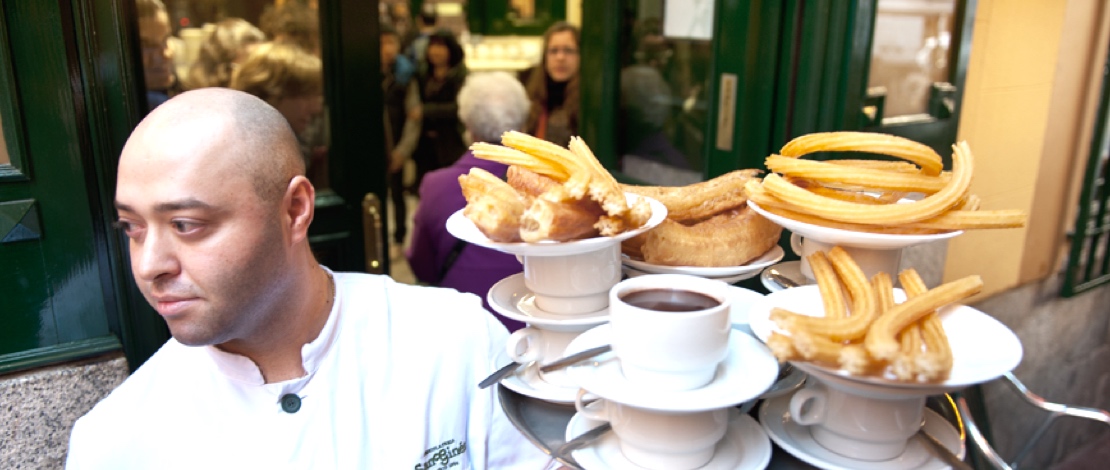 نادل يقدم الشوكولاتة والشوروس في متجر سان جينيس للشوكولاتة بمدريد