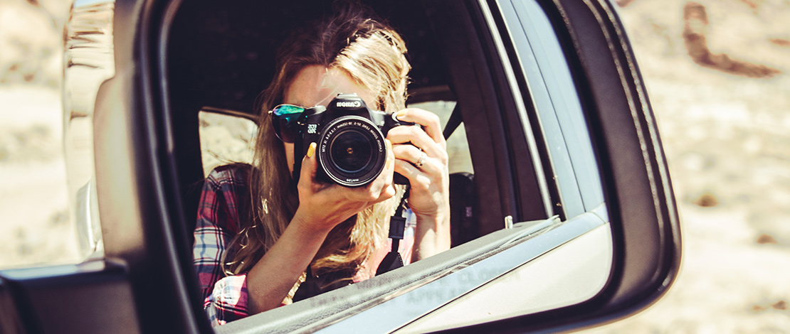 سائحون يلتقطون الصور سائحون يلتقطون الصور