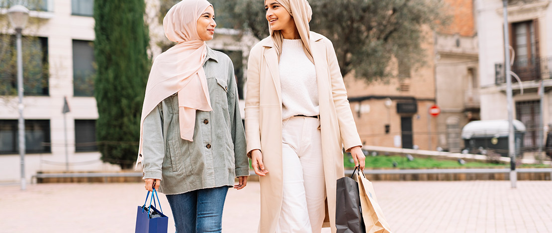 سائحون يتسوقون سائحون يتسوقون