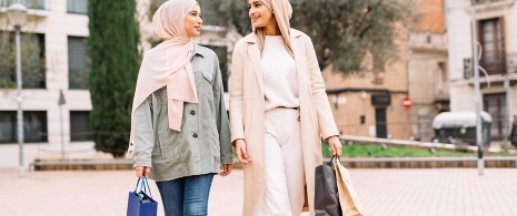 سائحون يتسوقون