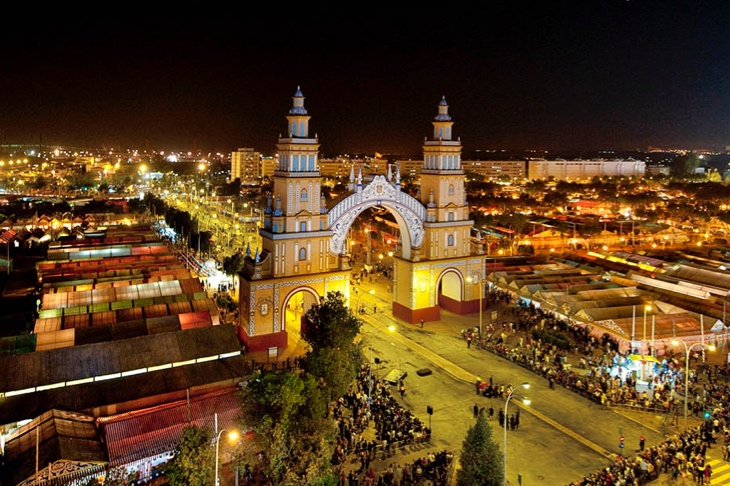 منظر ليلي لمعرض إبريل في إشبيلية منظر ليلي لمعرض إبريل في إشبيلية