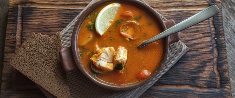 مارميتاكو (طبق التونة) في طبق من الخزف على متن السفينة