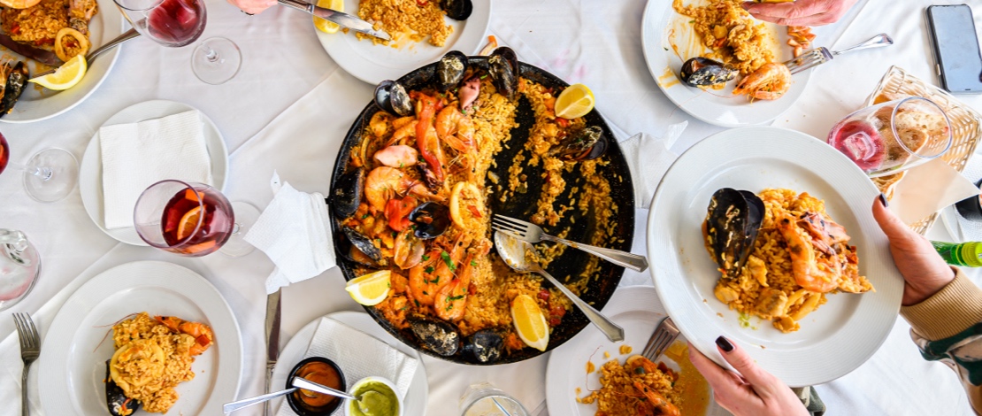 تناول الباييلا