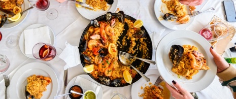Eating paella