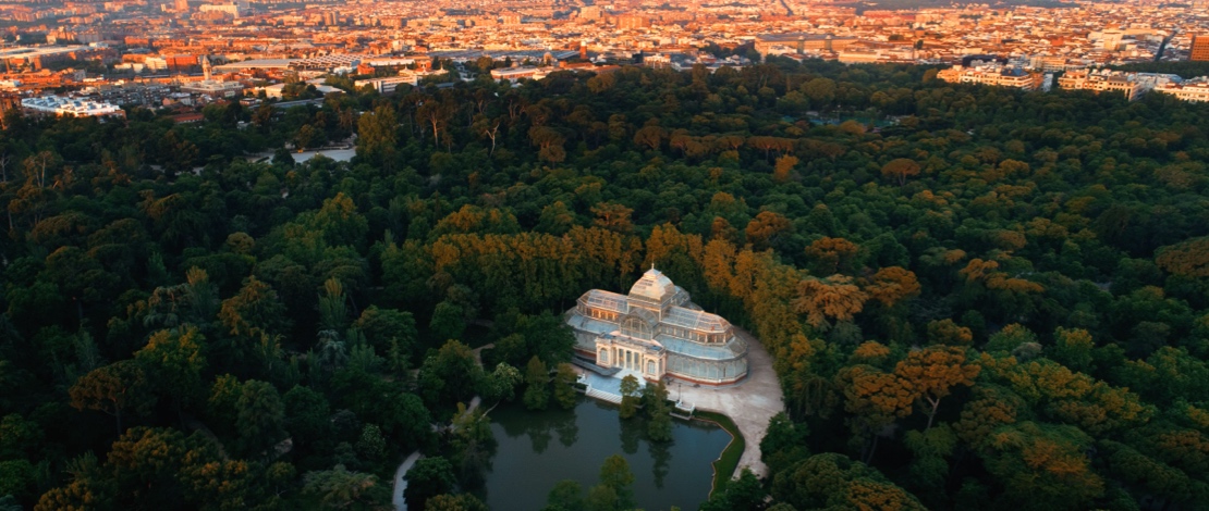 منظر جوي لقصر الكريستال وحديقة ريتيرو بمدريد