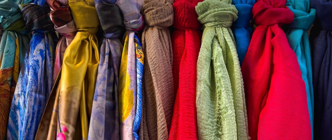 أوشحة حريرية