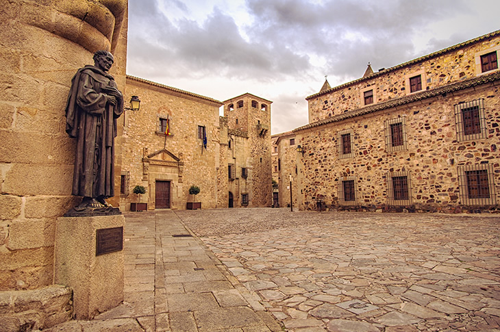 ساحة سانتا ماريا مع تمثال القديس بطرس في كاثيريس ساحة سانتا ماريا مع تمثال القديس بطرس في كاثيريس