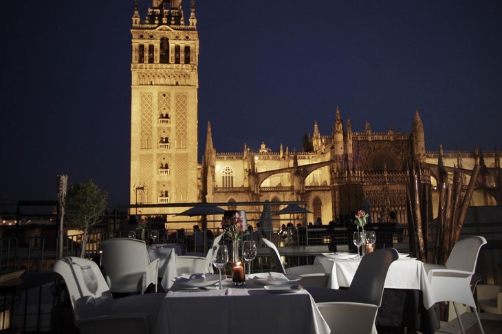 مطعم يطل على جيرالدا في إشبيلية مطعم يطل على جيرالدا في إشبيلية