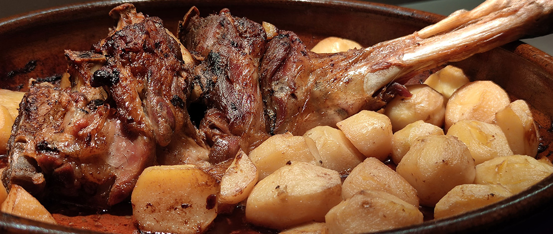 لحم الضأن صغير السن المشوي لحم الضأن صغير السن المشوي