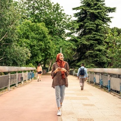 Turista paseando en un parque