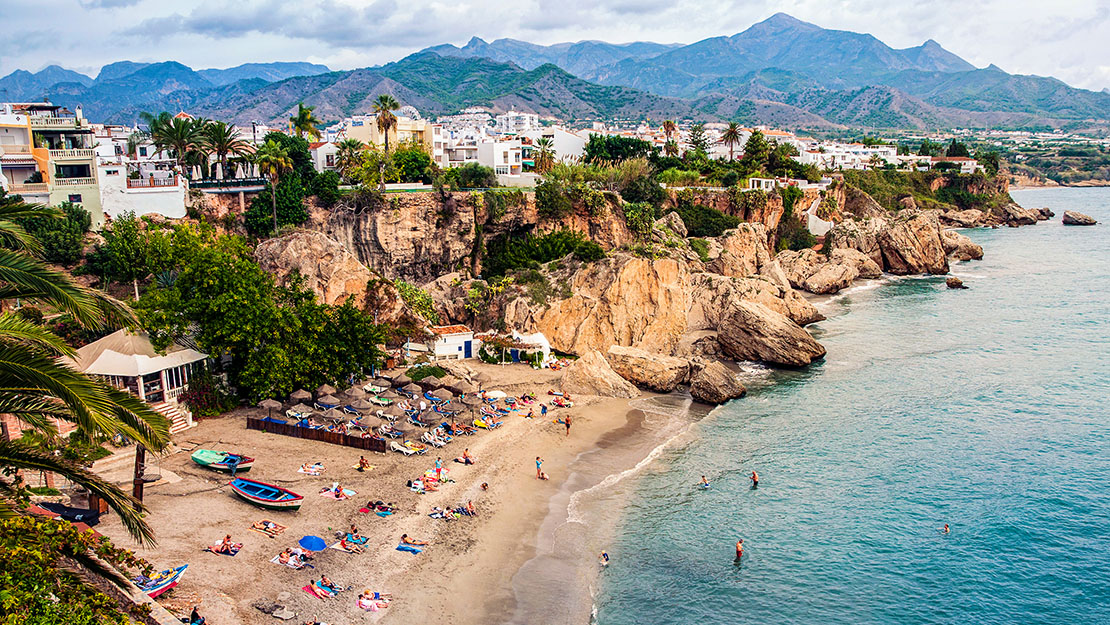 شاطئ إل تشوريو في نيرخا، مالقة شاطئ إل تشوريو في نيرخا، مالقة