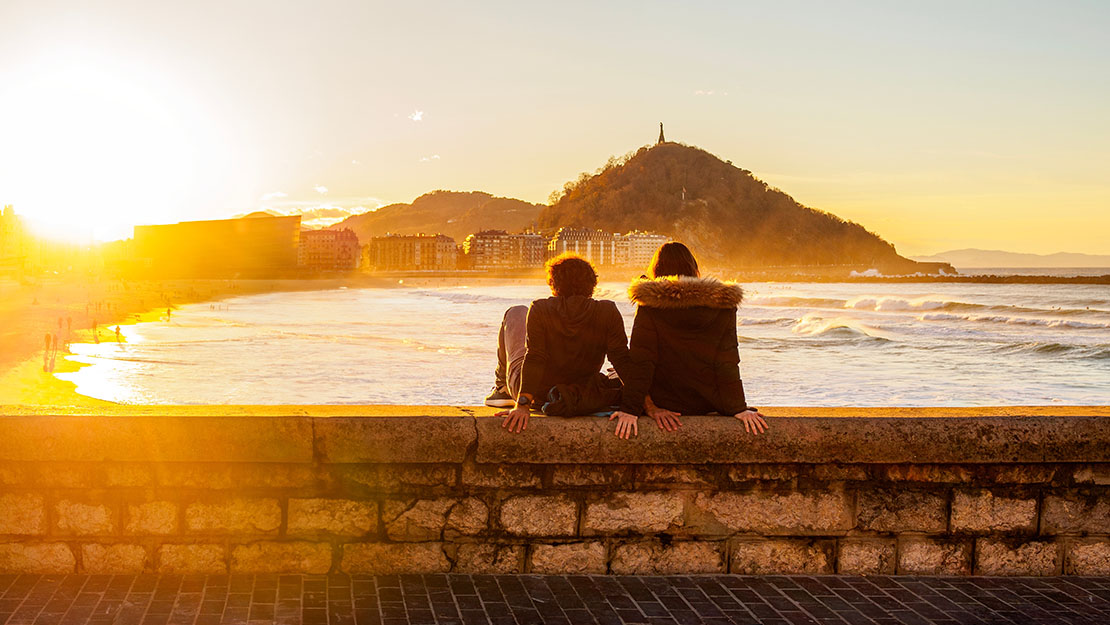 سياح في سان سيباستيان، بلاد الباسك