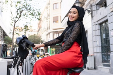 فتاة على دراجة هوائية
