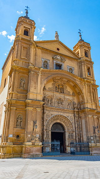 Ein imposantes Renaissance-Portal aus hellem Alabaster wird von massiven Ziegelmauern eingerahmt