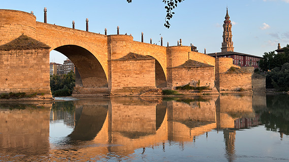 Im Ebro spiegelt sich die Steinerne Brücke von Aragonien wider