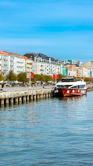 Ein kleines, vor Anker liegendes Freizeitboot liegt auf dem ruhigen Wasser