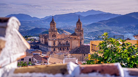 Die imposanten Renaissance-Türme der Kathedrale von Jaén ragen über ein Meer aus Terrakottadächern empor