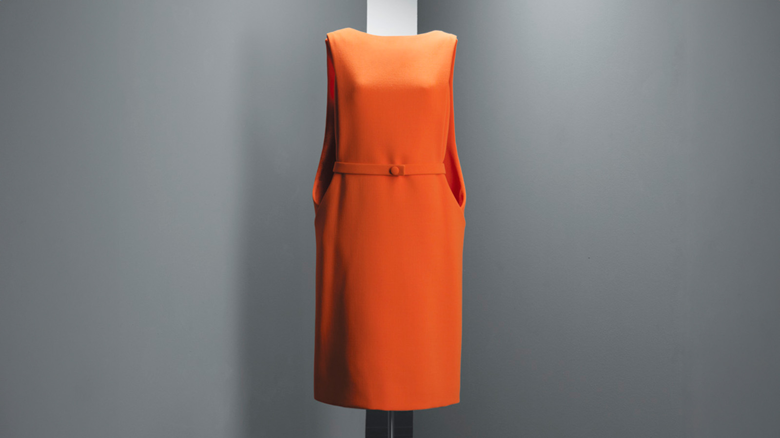 スクープネックと半袖の膝丈のオレンジウールクレープデイドレス。パリ、1968年頃
