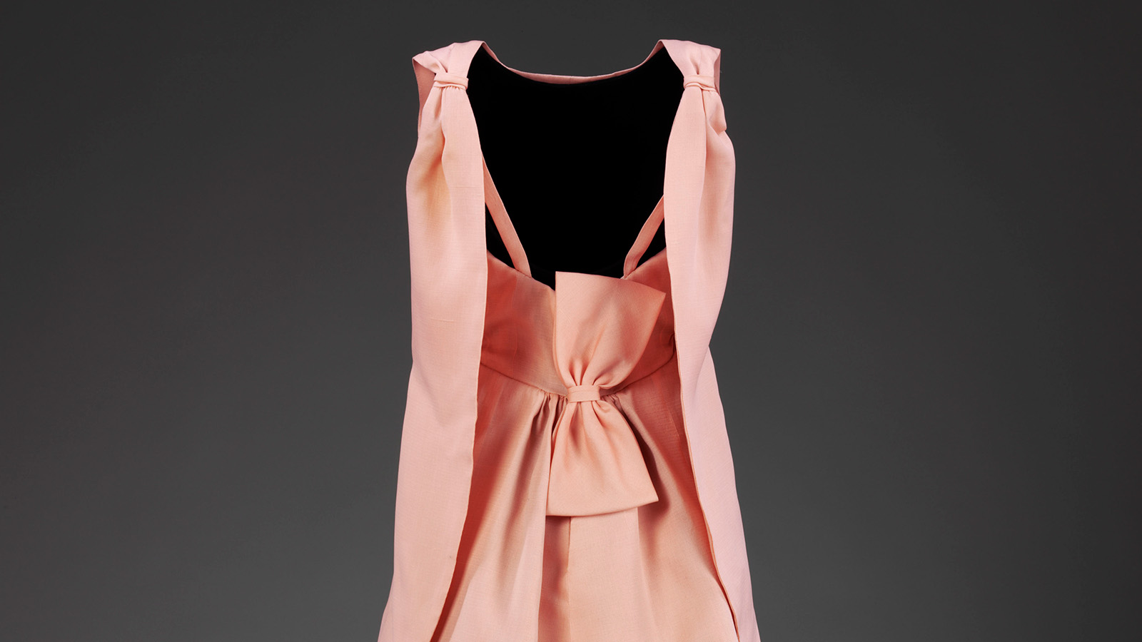 イブニングドレス。シルクガザル。1965.このドレスはマスコミに「チューリップドレス」と命名されることになります。シンプルな前面とは裏腹に、ドレスの背面には驚きが隠されています。そこには、日本の着物を彷彿とさせる大きなリボンが付いています