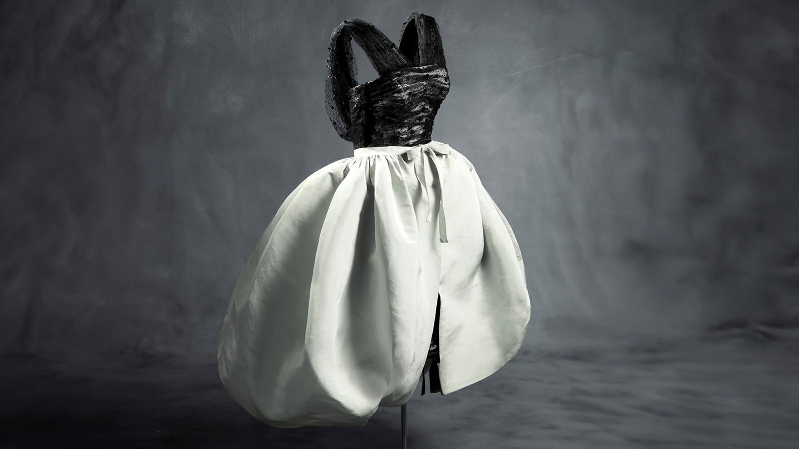 ドレスとオーバースカートのセットです。パリのアトリエで製作され、1956年冬コレクションで発表されたもの