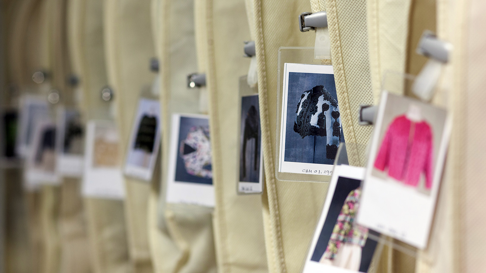 クリストバル・バレンシアガ博物館の収蔵庫の詳細画像