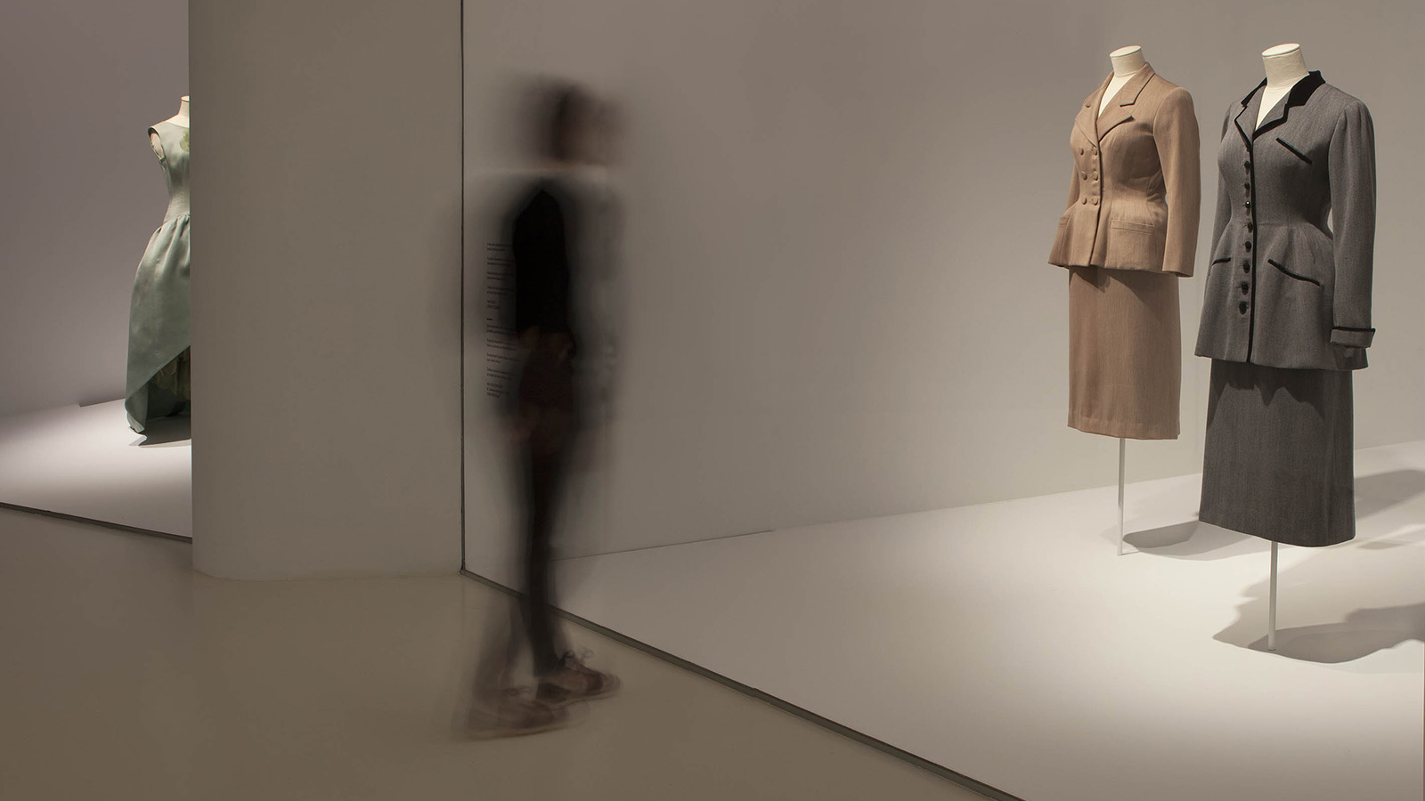 クリストバル・バレンシアガ博物館で開催された、バレンシアガをテーマにした展覧会、「特徴」展の来場者