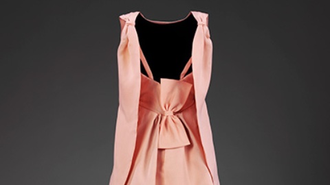 Vestido de noite. Gazar de Seda. 1965. Este vestido foi apelidado de “tulipa” pela imprensa. A frente lisa reserva interesse para a parte de trás do vestido, com seu grande laço que lembra o quimono japonês