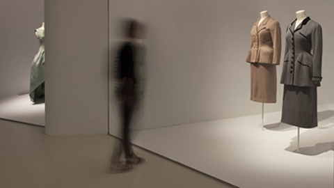 Visitor at the “Carácter” exhibition on Balenciaga, Cristobal Balenciaga Museum