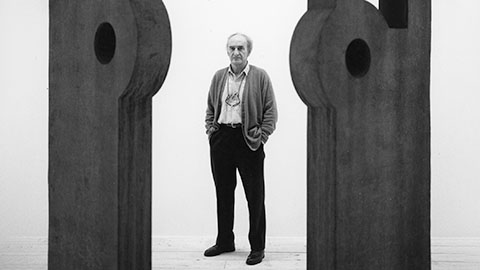 Eduardo Chillida neben der Hommage an Balenciaga, 1990