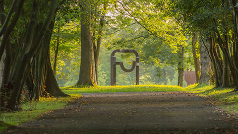 Łuk Wolności (stal Corten, 1993) latem, o zachodzie słońca