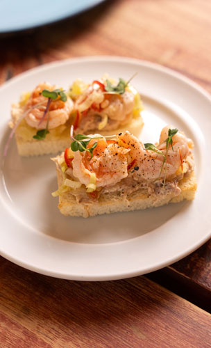 Canapé de camarões em vinagrete de alho-poró e patê de atum