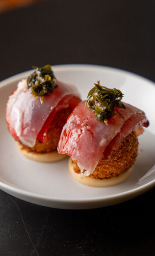 Croqueta de arroz, atum e lardo com queijos, kimchi e algas