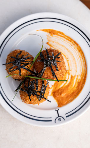 Croqueta de berinjela com parmesão e molho romesco