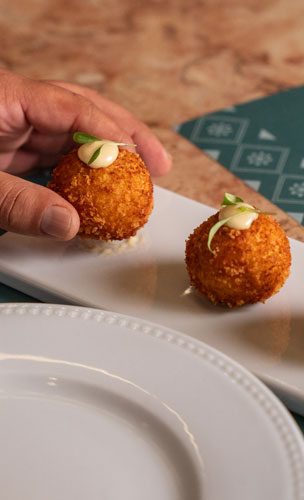 Croquete de presunto Cru com maionese de mostarda e broto de rabanete