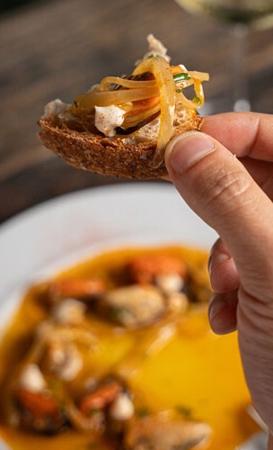 Escabeche de mexilhões, aïoli e pimentón de La Vera