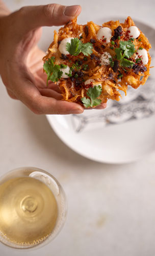 Mini fritada de batata com bacalhau, azeitonas e aïoli