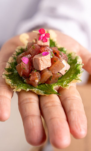 Tempurá de shissô com tartar de atum e foie gras