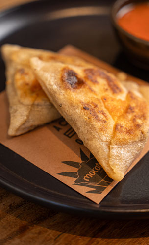 Tortilha de mandioca com carne de sol confitada