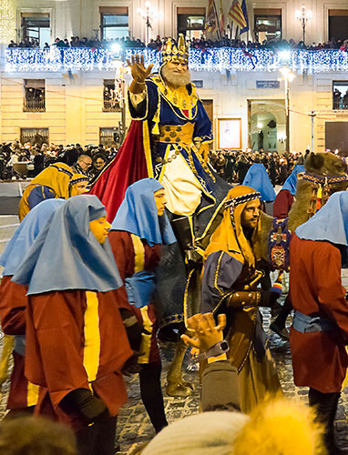 アルコイで開催される東方三賢者のパレード