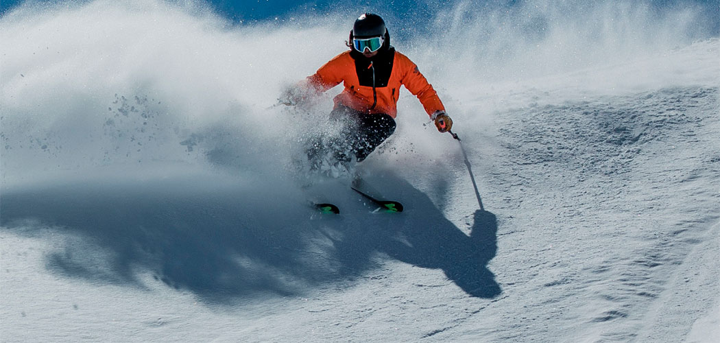 Skieur dans la Sierra Nevada