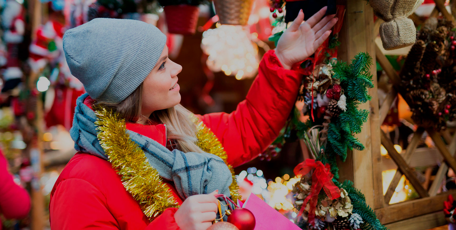 Touriste sur un marché de Noël