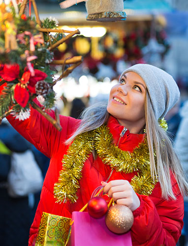 Person auf einem Weihnachtsmarkt