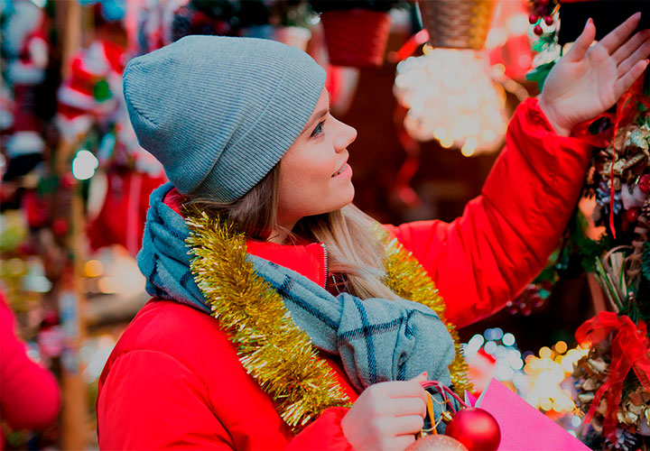 Tourist auf einem Weihnachtsmarkt