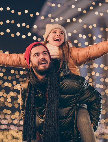 Touristen genießen die Weihnachtsbeleuchtung