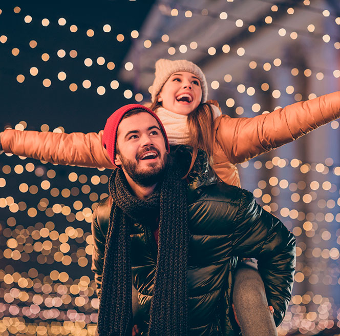 クリスマスを満喫する旅行者